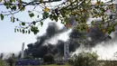 Asap tebal memenuhi langit di atas pabrik TPC saat api terus menyala setelah ledakan  Port Neches, Texas (27/11/2019). Saksi mata mengatakan ledakan yang terjadi pabrik kimia tersebut seperti sebuah bom. (Kim Brent/The Beaumont Enterprise via AP)