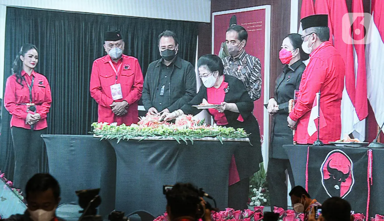 Ketua Umum PDIP Megawati Soekarnoputri memotong tumpeng (ketiga kanan) disaksikan Presiden Joko Widodo atau Jokowi (tengah) saat Rakernas II PDIP di Jakarta, Selasa (21/6/2022). Rakernas PDIP kali ini mengusung tema 'Desa Kuat, Indonesia Maju dan Berdaulat'. (Liputan6.com/Faizal Fanani)