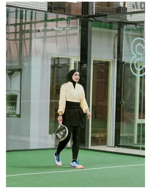 Memukau pakai hijab, begini 6 gaya cantik Juliana Moechtar istri TNI saat main padel