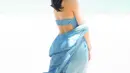Momen lain memperlihatkan Naysila yang tak kalah memesona saat mengenakan cut out jumpsuit biru di pantai. [@naymirdad]