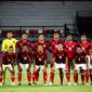 Starting XI Timnas Indonesia saat menghadapi Timor Leste dalam laga uji coba internasional di Stadion Kapten I Wayan Dipta, Gianyar, Bali, Kamis (27/1/2022). Tim Garuda menang 4-1 dalam laga ini. (Bola.com/Maheswara Putra)
