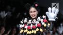 Artis Sandra Dewi berjalan di 'catwalk' mengenakan busana kolaborasi antara Disney dan Matahari pada Jakarta Fashion Week 2019 di Senayan City, Selasa (23/10). Sandra Dewi mengenakan busana dengan ornamen boneka Mickey Mouse. (Liputan6.com/Faizal Fanani)