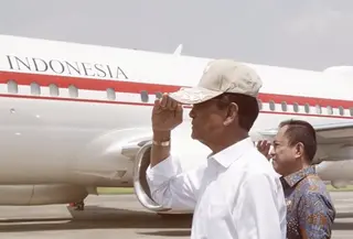 Sri Sultan Hamengku Buwono X menerima topi RI 1 dari Presiden Prabowo Subianto. (Tangkapan layar Instagram humas Jogja)