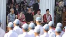Presiden Joko Widodo (tengah) bersama Megawati Soekarnoputri (kedua kiri) dan Wapres Jusuf Kalla (kedua kanan) saat mengikuti upacara Hari Lahir Pancasila di Gedung Pancasila, Jakarta Pusat, Jumat (1/6). (Liputan6.com/Faizal Fanani)