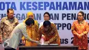 Menkumham, Yasonna Laoly menandatangani MoU di Jakarta, Selasa (23/8). Tujuh Kementerian dan Lembaga seperti Kejaksaan Agung, Kepolisian, Kemenkumham, Kemen PPA, Kemensos, BNP2TKI, dan Kemenlu menandatangani MoU tersebut. (Liputan6.com/Helmi Afandi)