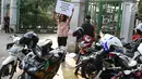Aktivis Koalisi Pejalan Kaki (KPK) melakukan aksi sambil membawa poster himbauan di sepanjang trotoar kawasan Monas, Jakarta, Jumat (28/7). (Liputan6.com/Immanuel Antonius)
