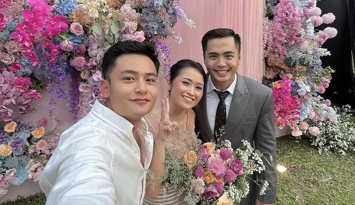 Randy Martin tampil mengenakan kemeja putih lengan panjang, dengan rambut pendek yang tertata rapi menunjukan ketampanannya. Instagram/@randymartinnn