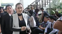 Aktris Nafa Urbach berjalan menuju ruang sidang perdana perceraiannya dengan Zack Lee di Pengadilan Negeri Jakarta Selatan, Senin (2/10). Didampingi kuasa hukumnya, Nafa Urbach irit bicara ke awak media. (Liputan6.com/Herman Zakharia)