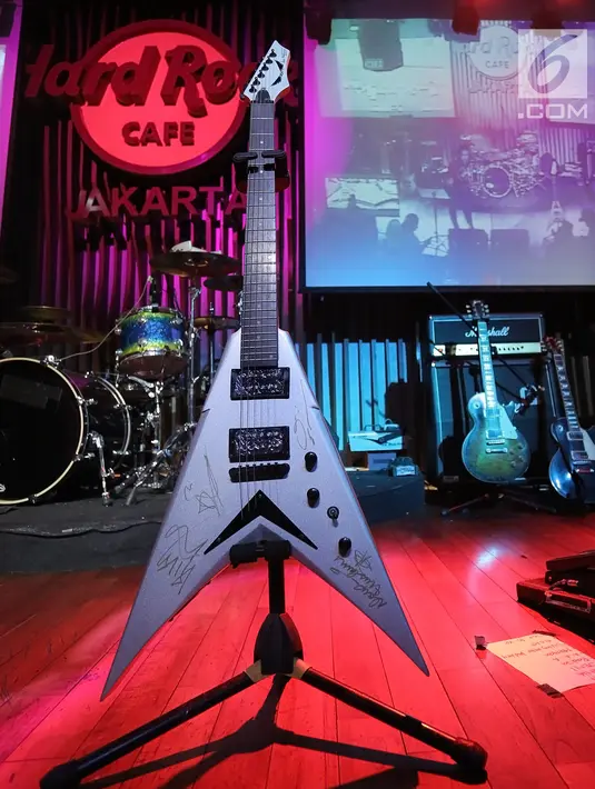 Gitar Dean seri Dave Mustaine VMNT penuh tanda tangan personel Megadeth dalam acara malam lelang di Hard Rock Cafe, Jakarta, Jumat (30/11). Gitar itu dilelang untuk membantu korban bencana alam di Palu dan Donggala. (New Fimela/Bambang Eros)