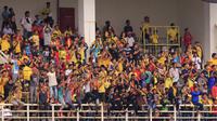 Aksi suporter Mitra Kukar dalam partai perempatfinal Piala Presiden 2015 antara Mitra Kukar melawan PSM di Stadion Aji Imbut, Tenggarong, Sabtu (19/9/2015). (Bola.com/M. Ridwan)