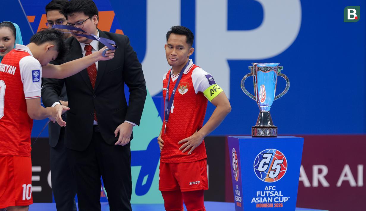 Ekspresi kecewa pemain Timnas Futsal Indonesia, Mochammad Iqbal saat penyerahan medali setelah laga final Piala Asia Futsal 2026 melawan Iran dalam laga yang berlangsung di Indonesia Arena, Senayan, Jakarta, Sabtu (07/02/2026). (Bola.com/Bagaskara Lazuardi)