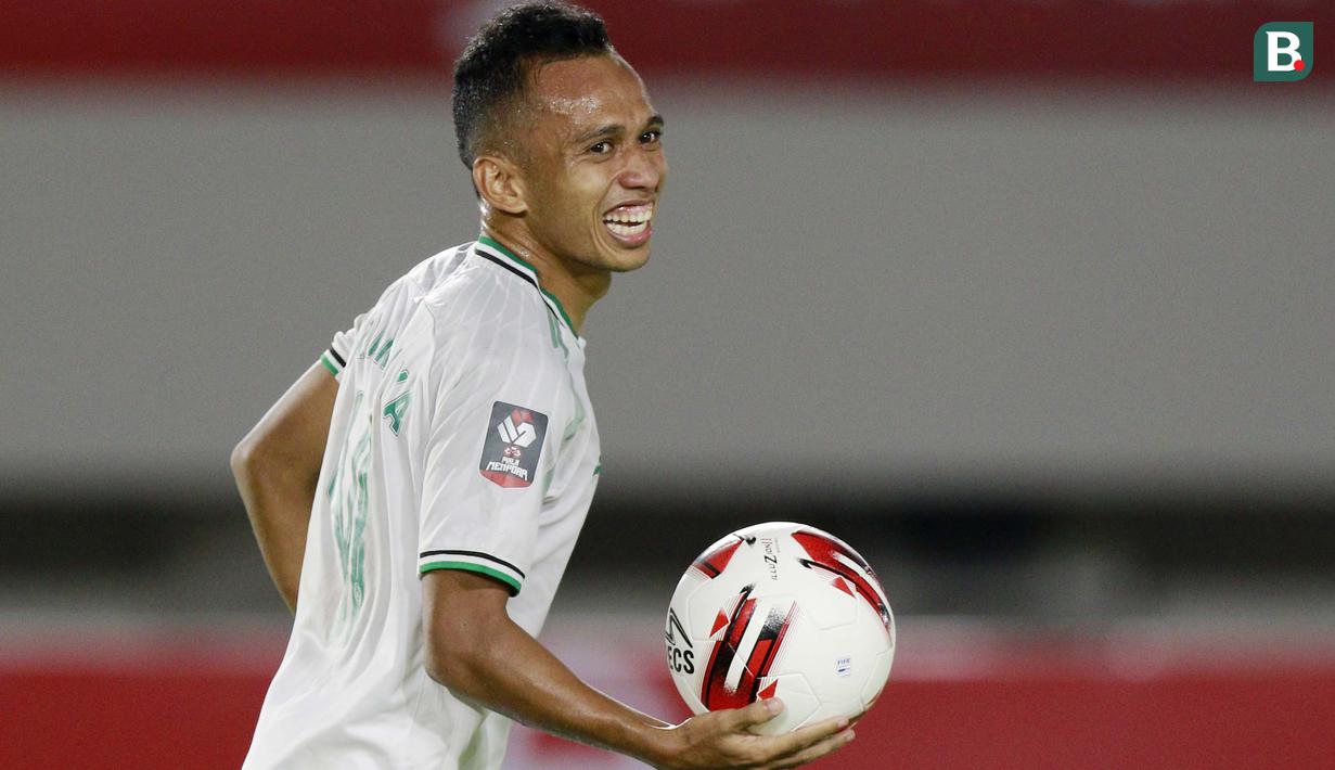 Pada menit ke-33, Irfan Jaya sukses melesakkan bola melalui tendangan 12 pas. Pemain asal Sulawesi Selatan itu mampu membobol gawang Hilman Syah dengan mengarahkan bola ke sisi kanan gawang PSM. (Bola.com/M Iqbal Ichsan)