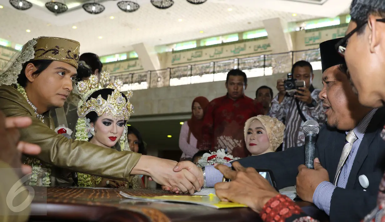 Proses Ijab Kabul Lucky Hakim saat akad nikah di Masjid At Tin, Jakarta, Kamis (19/1). Dengan sekali tarikan napas, pesinetron Tersanjung ini pun melafalkan kabul nikah dengan lancar. (Liputan6.com/Herman Zakharia)