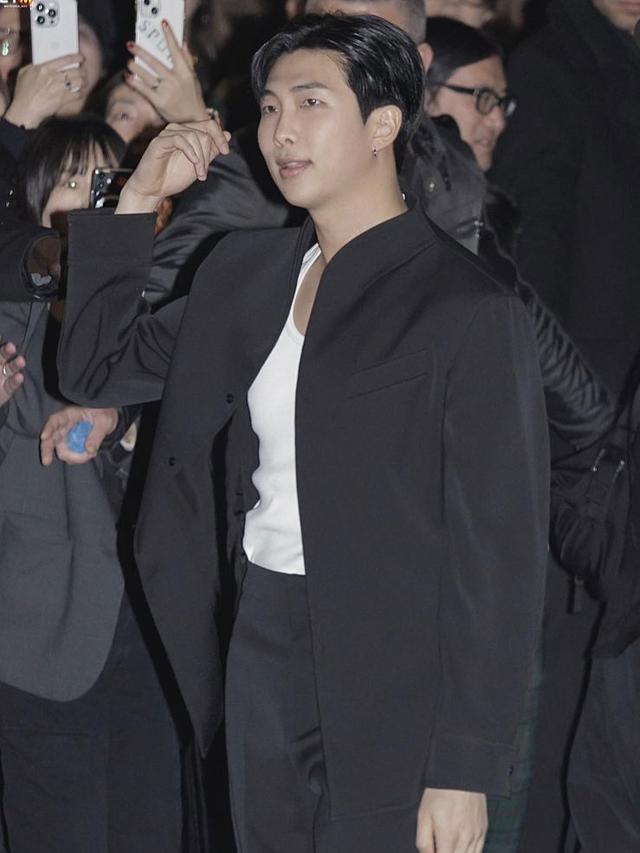 RM BTS Hadir di Bottega Veneta Milan Fashion Week