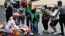 Marc Marquez yang merupakan ikonik dari MotoGP pun tak luput dari incaran para penonton disepanjang jalan. Marquez pun tak segan untuk mendekatkan diri untuk menyapa balik mereka. (Bola.com/M Iqbal Ichsan)