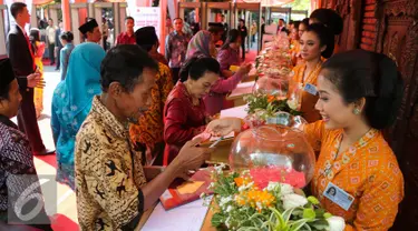 Sejumlah tamu undangan mengisi daftar tamu saat resepsi pernikahan Gibran Rakabuming putra sulung Presiden Joko Widodo dan Selvi Ananda di Gedung Graha Saba Buana, Solo, Jawa Tengah, Kamis (11/6/2015). (Liputan6.com/Faizal Fanani)