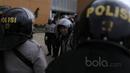 Polisi merapatkan barisan guna mengatur strategi pengamanan laga Final Piala AFF 2016 leg pertama di Stadion Pakansari, Bogor, (14/12/2016). (Bola.com/Nicklas Hanoatubun)