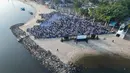 Umat Muslim saat melaksanakan Salat Idul Adha 1447 Hijriah di Pantai Lagoon, Ancol, Jakarta,  Rabu (27/5/2026). (merdeka.com/Arie Basuki)