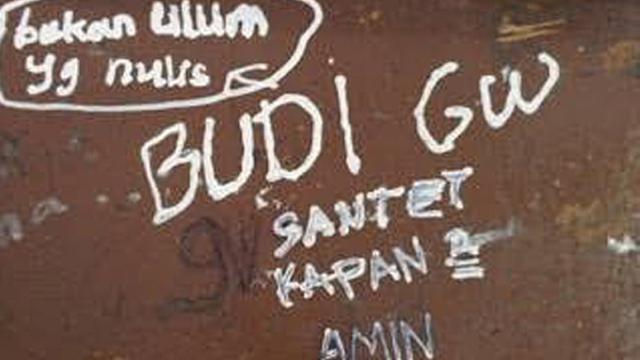 10 Coretan Siswa di Meja Sekolah, Absurd tapi Bikin Kangen