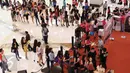 Ratusan perempuan telihat mengantre di arena audisi ajang pencarian bakat Miss Celebrity (Micel) 2015 yang digelar di Mall Kota Kasablanka, Jakarta, Sabtu (10/10). Audisi Micel 2015 digelar di tujuh kota di Indonesia. (Liputan6.com/Herman Zakharia)