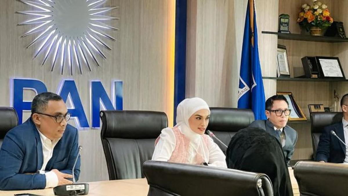 5 Pesona Putri Zulhas saat Pimpin Rapat Pleno Fraksi PAN DPR RI, Karismatik Penuh Dedikasi