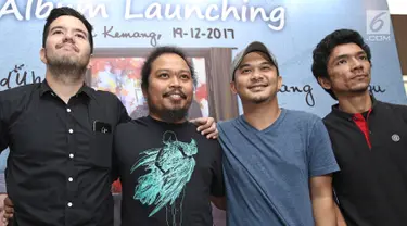 Grup musik Payung Teduh yang beranggotakan Comi, Mohammad Istiqamah, Alejandro Saksakame dan Ivan Penwyn berfoto bersama saat merilis album terbaru di kawasan Kemang, Jakarta, Selasa (19/12). Album ini bertajuk Ruang Tunggu. (Liputan6.com/Herman Zakharia)