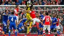 Duel panas terjadi di laga Liga Premier Inggris antara Arsenal dengan Chelsea di Emirates Stadium, Minggu (26/4/2015). Arsenal bermain imbang 0-0 atas Chelsea. (Reuters/Eddie Keogh)