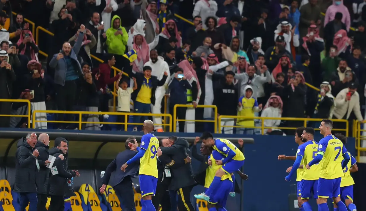 Selebrasi pemain Al Nassr setelah mengalahkan Al Taawoun pada pekan ke-17 Liga Arab Saudi 2022/2023 yang berlangsung di Mrsool Park, Jumat (17/2/2023) WIB. Dua gol Al Nassr dicetak oleh Abdulrahman Ghareeb di menit ke-17, lalu disusul oleh gol dari Abdullah Madu di menit ke-76. (Twitter/Al Nassr FC)