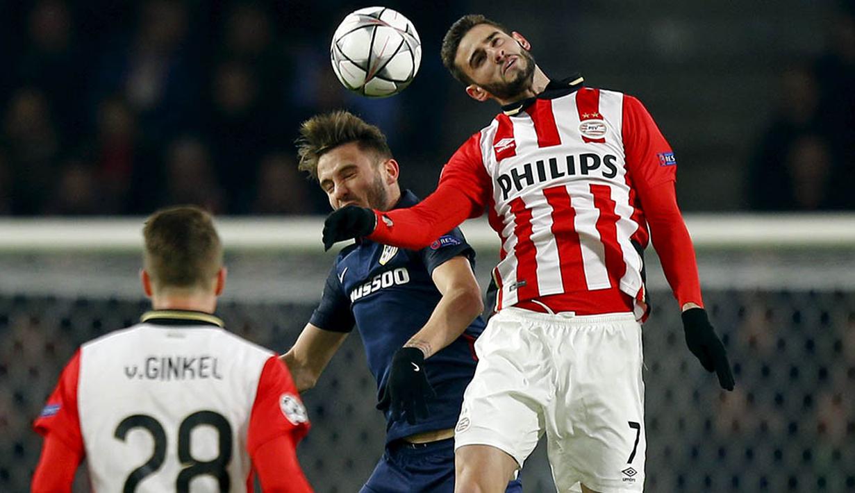 Striker PSV Eindhoven, Gaston Pereiro, duel udara dengan gelandang Atletico Madrid, Saul Niguez. Hasil imbang ini bisa menjadi bekal bagi PSV untuk lolos ke babak 8 besar. (Reuters/Michael Kooren)