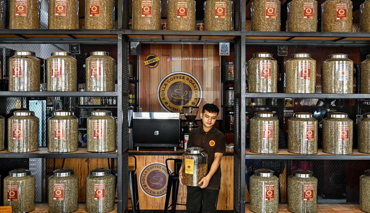 Untuk diketahui, Indonesia merupakan produsen kopi terbesar keempat di dunia, dengan produksi sekitar 789.000 ton per tahun. (CHAIDEER MAHYUDDIN/AFP)