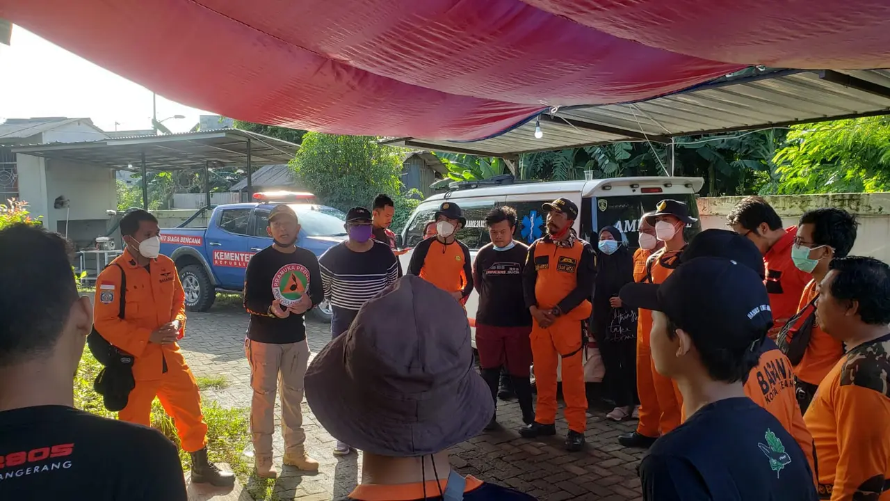 Pencarian bocah tenggelam di Kali Koang, Kecamatan Karawaci, Kota Tangerang. (Pramita Tristiawati)