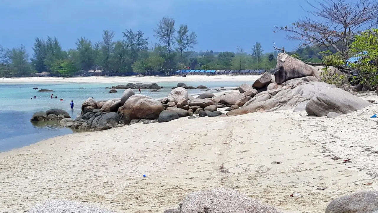 Menjelajahi Keindahan Pantai Trikora di Pulau Bintan