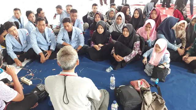 Seorang mahasiswa difabel, Anisa (depan paling kanan), ketika mengikuti sesi diskusi pleno dalam general stadium di STMIK Komputama. (Foto: Liputan6.com/Muhamad Ridlo)