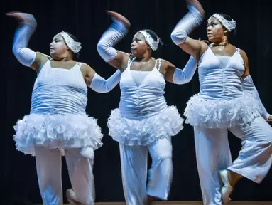 Anggota grup tari Danza Voluminosa saat tengah berlatih di Teater Nasional di Havana, 13 Januari 2016. Jika biasanya penari balet identik dengan wanita bertubuh kurus, grup tari di Kuba ini beranggotakan wanita bertubuh besar. (AFP PHOTO/ADALBERTO ROQUE)