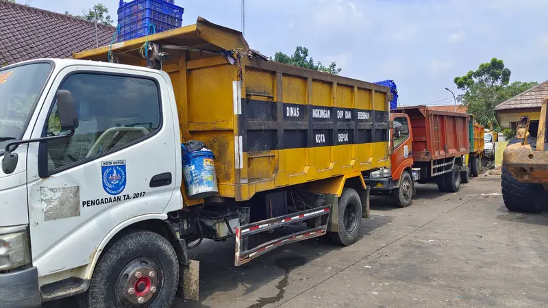 Sejumlah truk sampah milik DLHK Kota Depok terparkir di TPA Cipayung, Kota Depok.