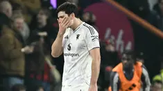 Ekspresi kekecewaan Harry Maguire diganjar kartu merah usai menjatuhkan pemain Bournemouth Evanilson di kotak penalti pada pertandingan pekan ke-31 Liga Inggris 2025/2026 di Vitality Stadium, Sabtu (21/03/2026) dini hari WIB. (AFP/Glyn Kirk)