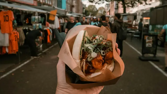 tips menjaga pola makan saat traveling.