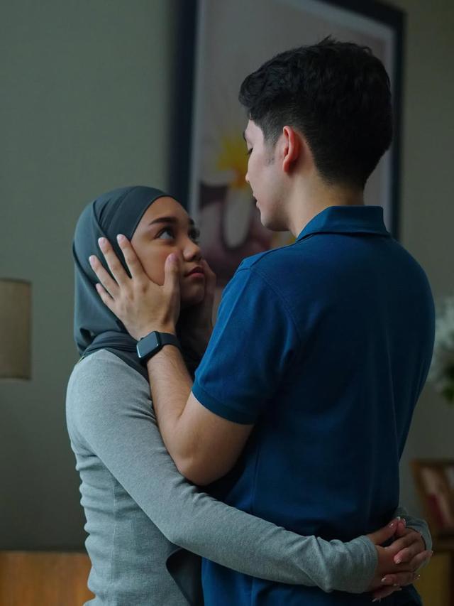 6 Potret Naura Ayu di Balik Layar Series Santri Pilihan Bunda 2