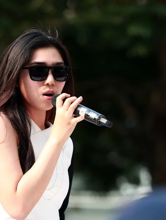 Sebelum melangsungkan performanya, penyanyi cantik ini menyapa para penonton dengan ramah di atas panggung. (Deki Prayoga/Bintang.com)