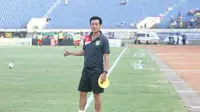 Asisten pelatih Borneo FC, Tony Ho jadi dokter dadakan saat mengalami gejala tifus.