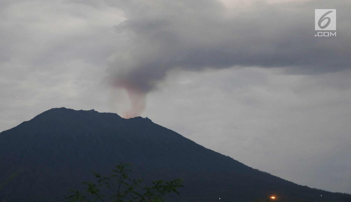 PHOTO: Warna Merah di Puncak Kawah Gunung Agung Mulai ...