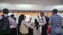 Acara ini diselenggarakan oleh Dinas Perindustrian dan Tenaga Kerja (Disperinaker) Kota Surabaya hingga 26 November 2025. Tampak dalam foto, para penyandang disabilitas menunggu untuk menyerahkan formulir lamaran mereka dalam bursa kerja yang diselenggarakan pemerintah daerah di Surabaya, Jawa Timur, pada Selasa 25 November 2025. (JUNI KRISWANTO/AFP)