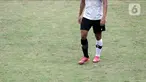Pesepakbola Timnas U-19 Indonesia menggunakan kaos kaki yang berbeda saat latihan di Lapangan A Gelora Bung Karno, Jakarta, Selasa (30/8/2022). Pelatih Shin Tae-yong menjelaskan, penggunaan kaos kaki yang berbeda (putih untuk kaki kiri dan hitam untuk kaki kanan) dimaksudkan untuk memantau kekuatan dan kelemahan kaki pemain. (Liputan6.com/Helmi Fithriansyah)