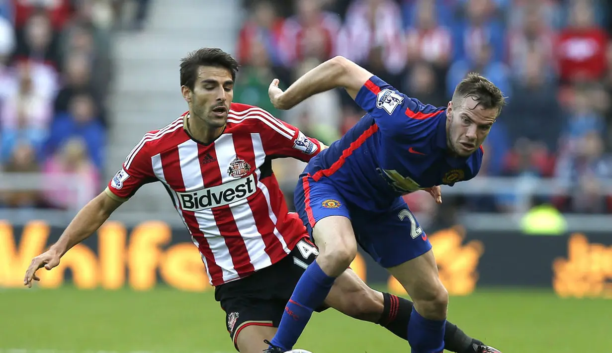 Gelandang Manchester United, Tom Cleverley (kanan), berebut bola dengan pemain tengah Sunderland, Jordi Gomez, di laga lanjutan Liga Primer Inggris di Stadium of Light, (24/8/2014). (REUTERS/Andrew Yates)