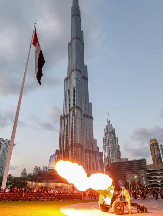 <p>Tradisi tembak meriam ini merupakan yang paling bersejarah di sana. (AFP/Karim Sahib)</p>