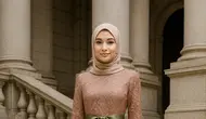 Model Gamis Brokat Tali Pinggang Depan yang Sedang Tren 2025/AI