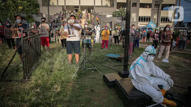 FOTO: Nakes dan Pasien COVID-19 Main Angklung Peringati 1 Tahun RSDC Wisma Atlet