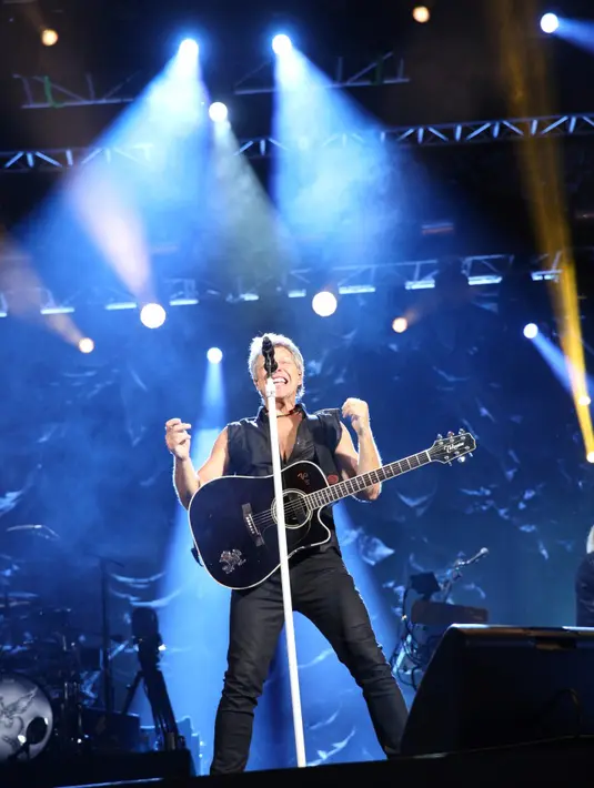 Jon Bon Jovi terlihat sangat menggila saat memberikan performa untuk para penonton yang memenuhi area Gelora Bung Karno, Senayan tersebut. (Foto: Faizal Fanani/Liputan6.com)