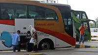 Petugas memasukkan barang bawaan penumpang ke dalam bagasi bus di Terminal Terpadu Pulo Gebang, Jakarta, Kamis (11/2/2021). Berdasarkan data Dishub hingga pukul 14.00 WIB, Terminal Terpadu Pulo Gebang telah memberangkatkan 466 pemudik menuju luar Jakarta. (Liputan6.com/Herman Zakharia)