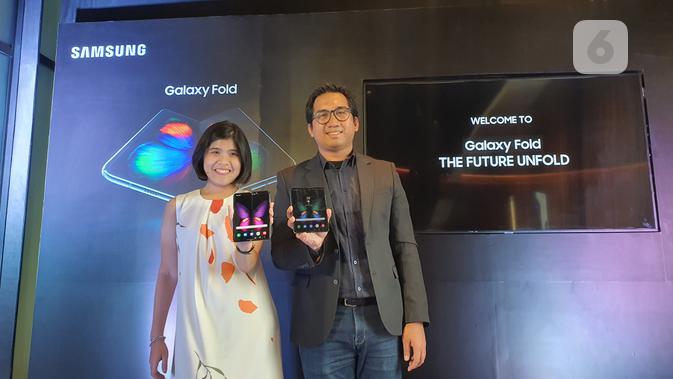 Product Marketing Manager-Premium Smartphone Samsung Electronics Indonesia Annisa Maulina dan Product Manager SEIN Taufic Furqan memegang Samsung Galaxy Fold. Liputan6.com/Agustin Setyo W.